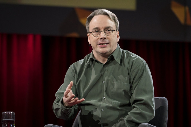 Linus Torvalds em uma conferência para o [**TED**](https://pt.wikipedia.org/wiki/TED_(confer%C3%AAncia)) intitulada [**A mente por trás do Linux**](https://www.ted.com/talks/linus_torvalds_the_mind_behind_linux?language=pt-br), 2016.