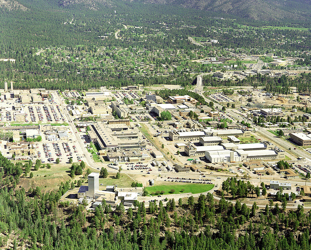 Laboratório de Los Alamos,  laboratório federal pertencente ao Departamento de Energia dos Estados Unidos (DOE), gerido pela Universidade da Califórnia, localizado em Los Alamos, Novo México.