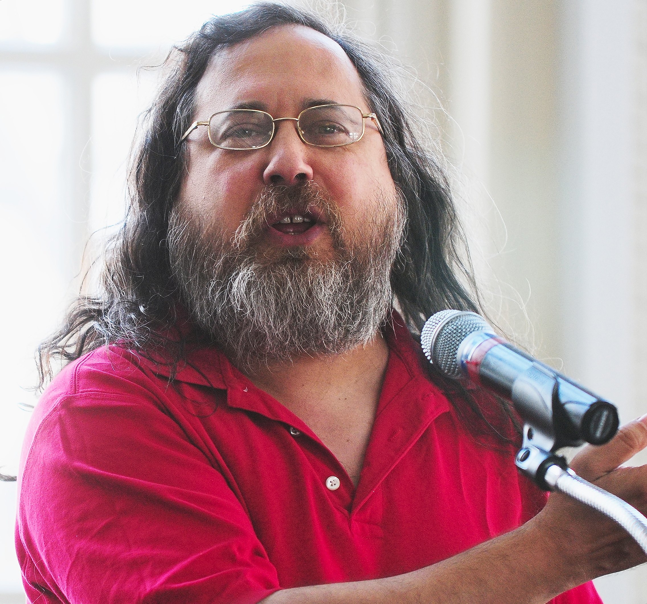 [**Richard Matthew Stallman**](https://pt.wikipedia.org/wiki/Richard_Matthew_Stallman) (**rms**), fundador do movimento de software livre, do [**projeto GNU**](https://www.gnu.org/) e da [**Free Software Fundation**](https://www.fsf.org/) em uma de suas palestras.