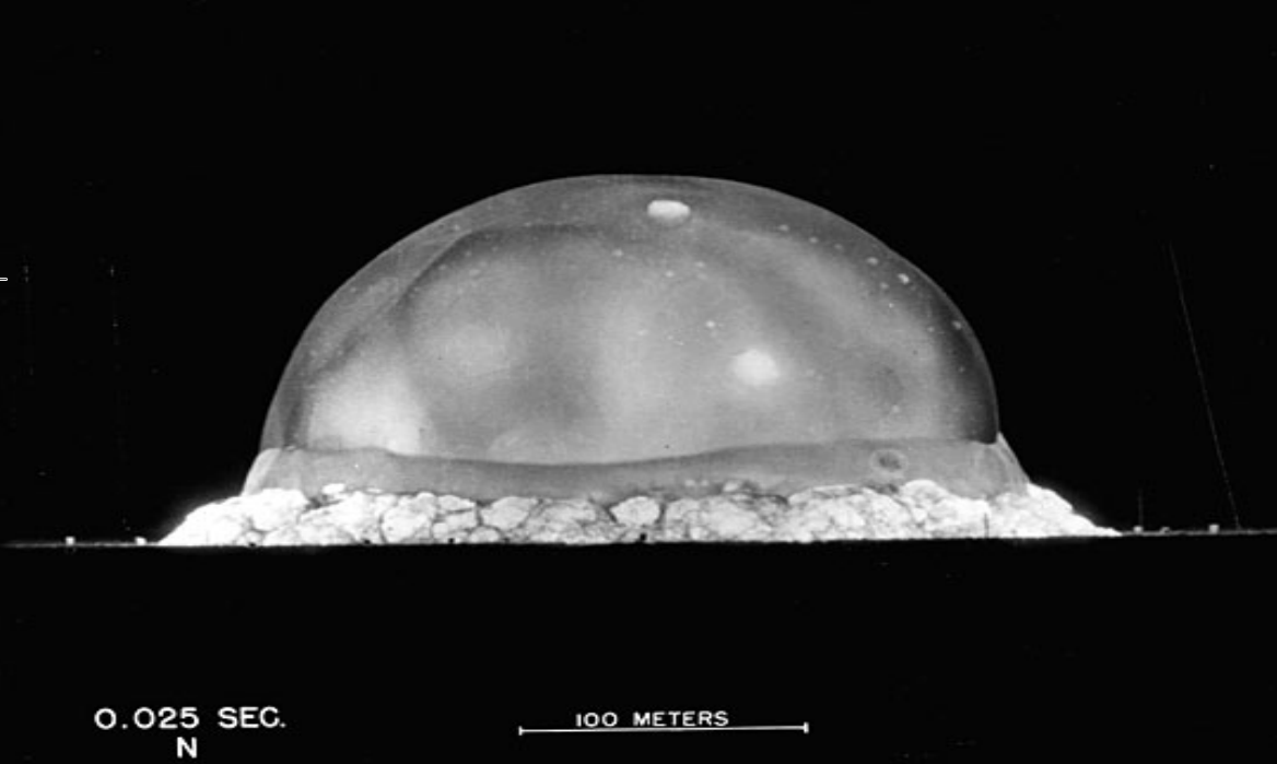 Primeiro teste nuclear (nome de código **Trinity**), uma das três bombas atômicas produzidas pelo Projeto Manhattan. Teste realizado em 16 de julho de 1945. Com apenas 0.025 segundos após a detonação, o impacto já tomava conta de uma região com 100 metros de diâmetro.